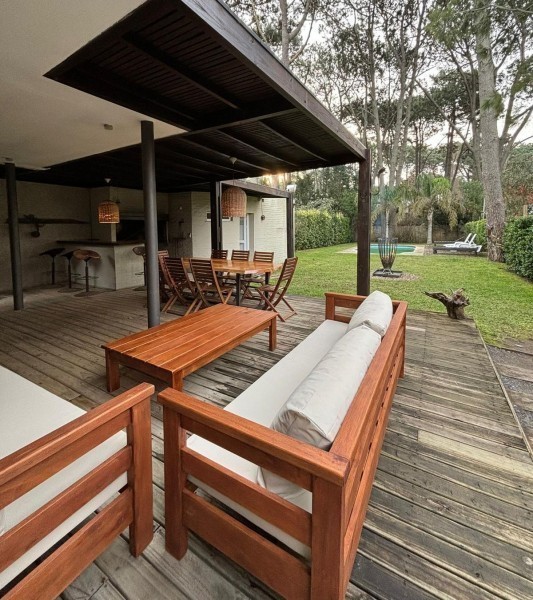 Moderna casa en alquiler y venta sobre Montoya, La Barra a 2 cuadras del mar.